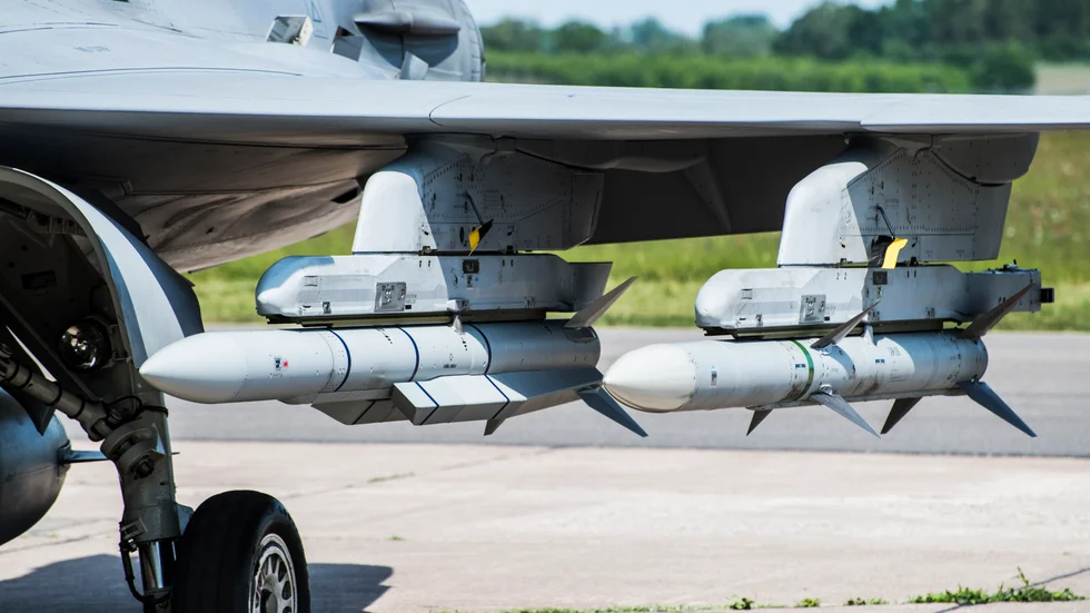Ett svenskt Jas Gripen-plan, till vänster radarjaktroboten Meteor och till höger en robot 99 Amraam.  