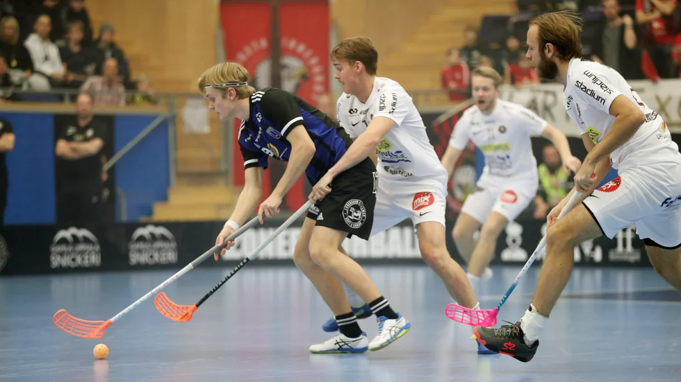 Storvreta har varit på jakt efter Siriustalangen Filip Eriksson under en längre tid. Nu är övergången klar. Några av hans nya lagkamrater är Viktor Andersson, Filip Stenmark och Rasmus Sundstedt, som här jagar Filip i den senaste derbymatchen.