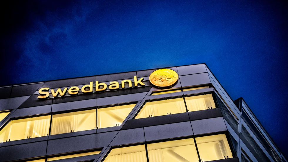 "Swedbank har en del att förklara om de skall behålla kunder", skriver "Ugglan". 
