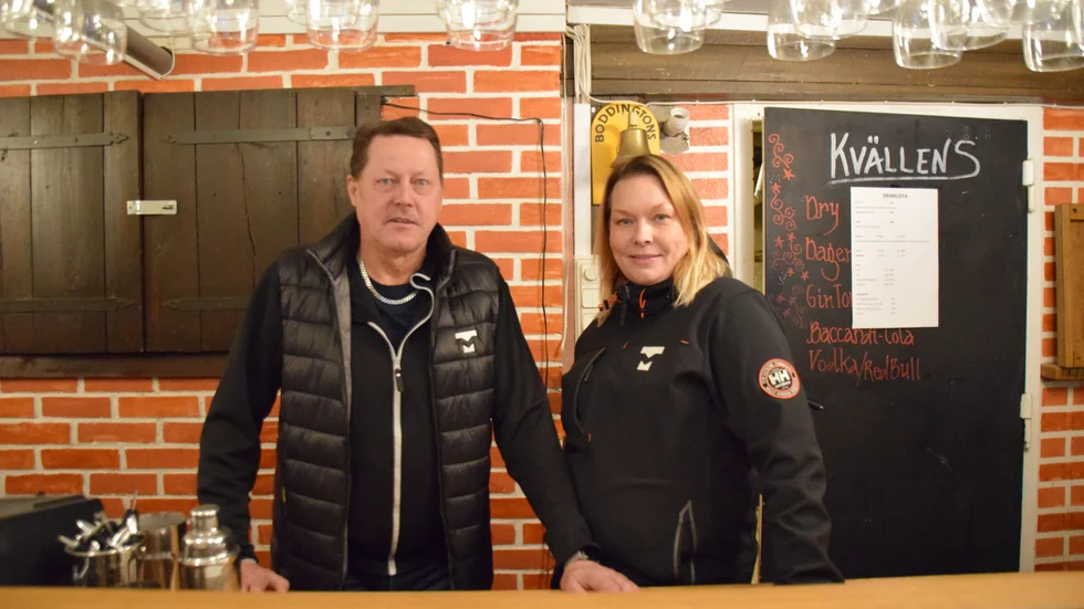 Anders Gustafsson och Sofia Forsberg i wärdshusets pub.