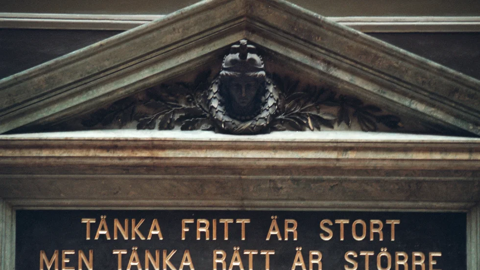 "Den som tänker fritt straffas på olika sätt av den härskande gruppen" skriver Pekka Jonzon. 