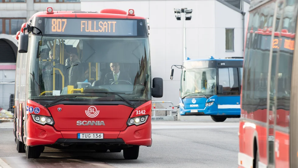 Resenärer vittnar om fullsatta bussar under onsdagsmorgonen, trots råden om att hålla avstånd för att minska smittspridningen.