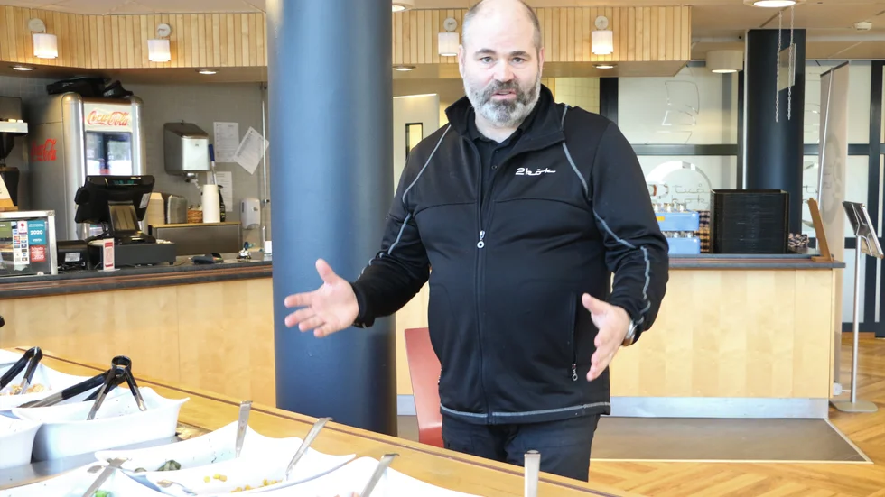 Roger Isaksson, ägare till 2kök-restaurangerna och dagligen verksam vid Acusticum, kämpar på i coronatider. "Men orkar vi hålla på till det vänder?", undrar han och efterlyser mer statligt stöd.