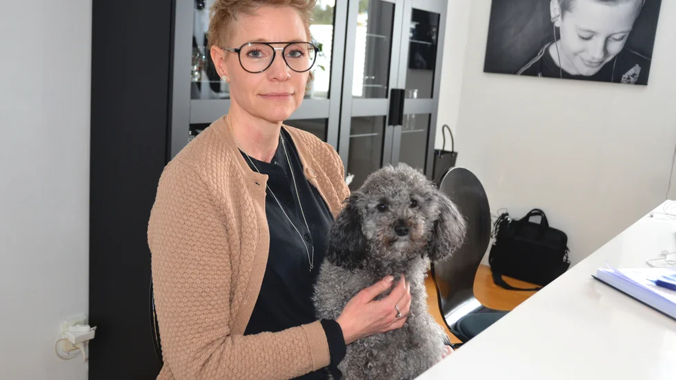 "Vi har fördelen i vår familj att vi pratar och gråter, pratar och gråter. Jag känner mig tacksam över att det gick bra, men  jag har mycket ilska kvar." säger Sofia Berggren, här med hunden Edith.