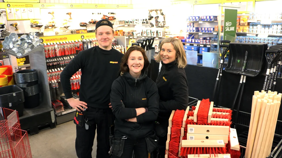 Zebaztian Nilsson, Emma Markström och Sanna Ceder på Byggmax i Öjebyn står redo att hjälpa kunder över 70 år att ordna fri hemkörning av beställda varor.
