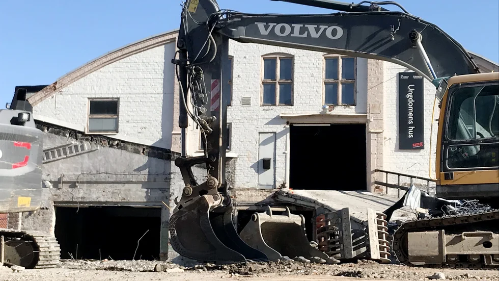 Delar av gamla klubben Blå är rivet medan Alvenius gamla garage står kvar för att i framtiden bli parkeringshus till boende i kvarteret Valsverket.
