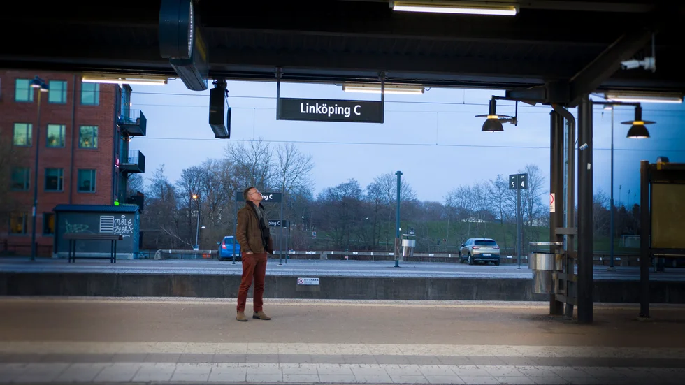Varje vardag pendlar Anders Tegnell mellan hemmet utanför Linköping och jobbet i Stockholm. "Jag har en bra arbetsperiod på tåget hem där jag kan beta av många mejl och man trappar ner på ett bra sätt innan man är hemma."