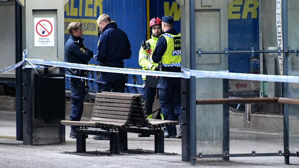 Polis och räddningstjänst på plats efter att en kvinna blivit påkörd av tåget på Lunds centralstation i början av december i fjol sedan en man knuffat ner henne från perrongen. Arkivbild.