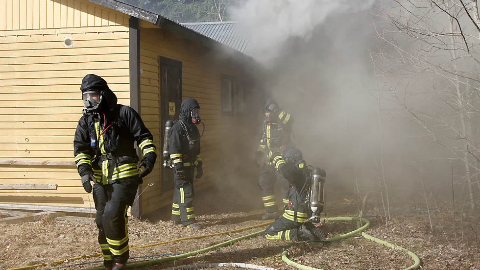 Det må se dramatiskt ut, men tisdagens brand vid Gropptorps IF:s klubbstuga skedde under kontrollerade former under Västra Sörmlands räddningstjänsts brandövning.