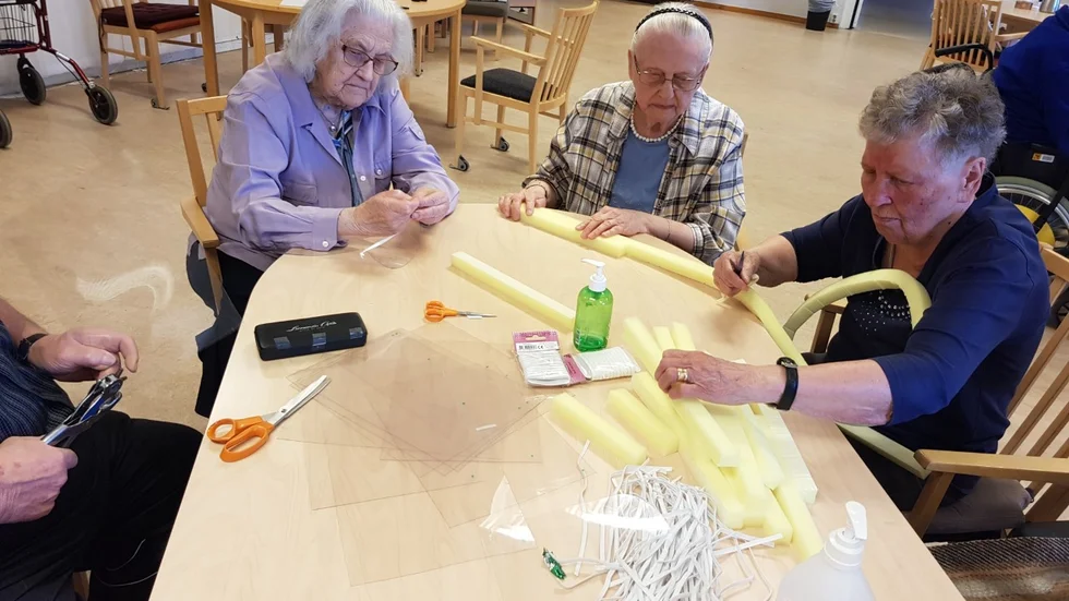 Majken Lund, Inga-Maja Eriksson och Marianne Pettersson hjälps åt att mäta, klippa och fixa.