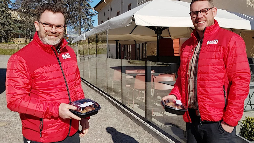 Ica-handlaren Tomas Lundvall och Johan Vanselius, butikchef har sett till att även de två har en matlåda från Stångs magasin.