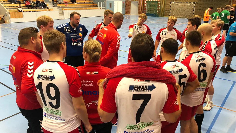 Vadstena HF:s herrar .fortsätter ösa in mål i handbollsfyran. Mot Nais blev det 42 stycken och seger med 13 bollar. 