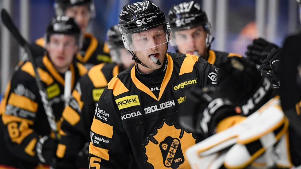 Skellefteå AIK:s Oscar Möller jublar efter att ha kvitterat till 1-1 i matchen mellan Leksands IF och Skellefteå AIK i Tegera Arena. 