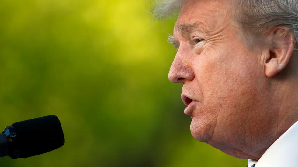 Donald Trump talar om coronaviruset i Vita husets rosenträdgård.