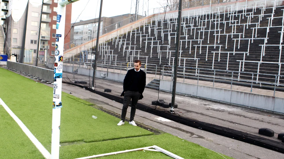 Jens Magnusson efter sista allsvenska matchen i höstas. Konstgräset tog stryk när Djurgårdens fans stormade planen. 