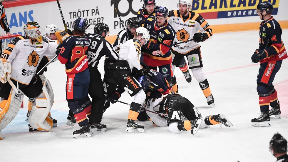 Hård kamp i fullsatt Globen. AIK:s bekymmer den här säsongen är att laget inte hittar någon jämn nivå, något som präglar resultaten. 