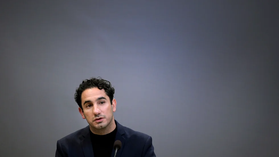Ardalan Shekarabi sticker ut genom att då och då uttrycka egna uppfattningar och perspektiv på tidens och händelsernas gång.