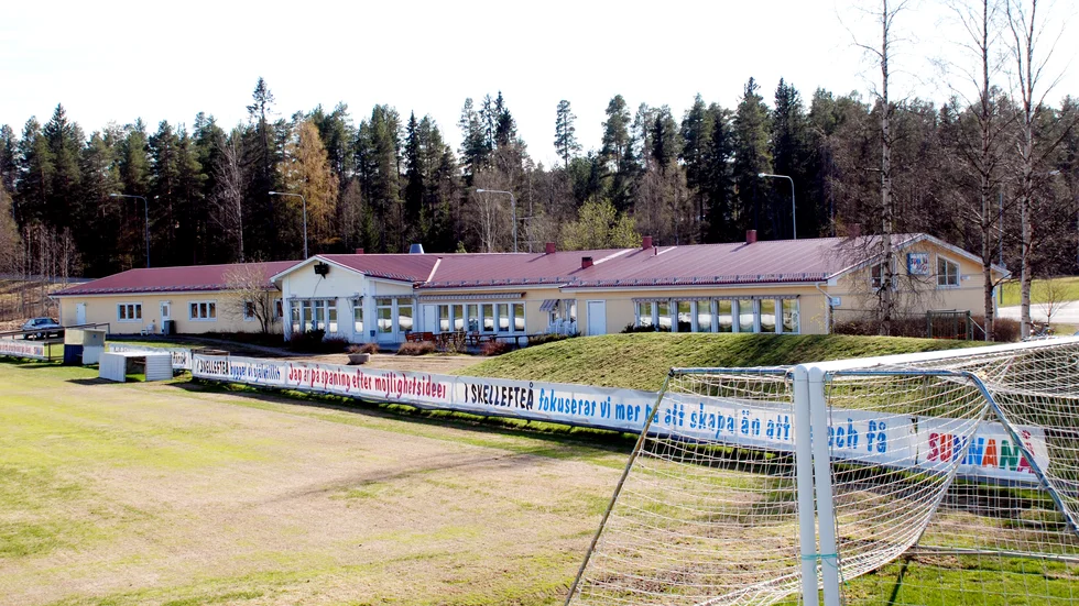 Att bygga fotbollshallen på Sörvalla skulle gynna damfotbollen, säger Alliansen.