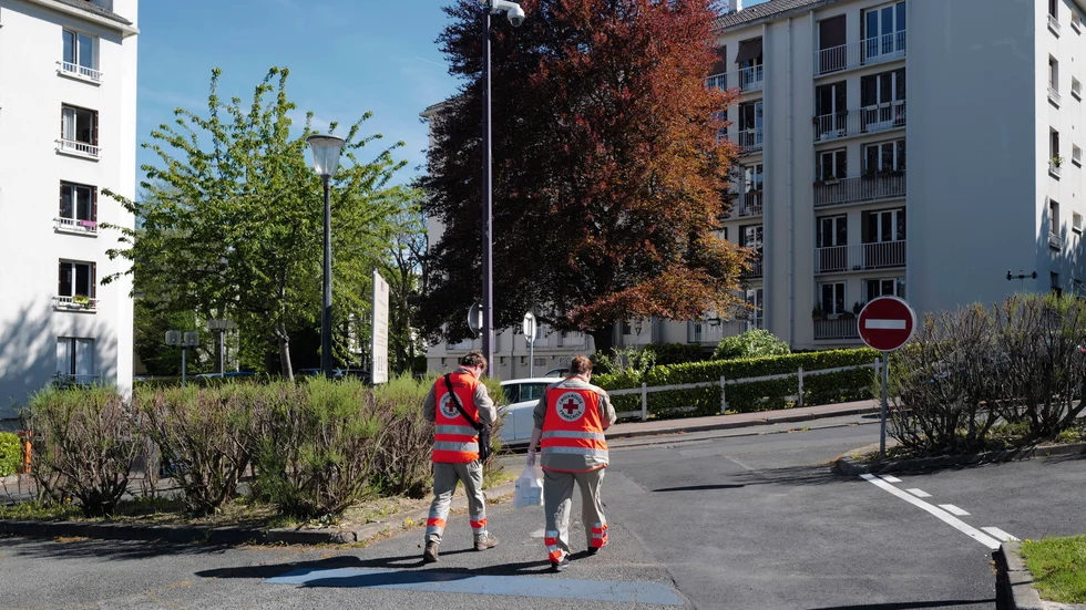 Frivilliga från franska Röda Korset bär ut mediciner till människor som är isolerade i Paris. Arkivbild.