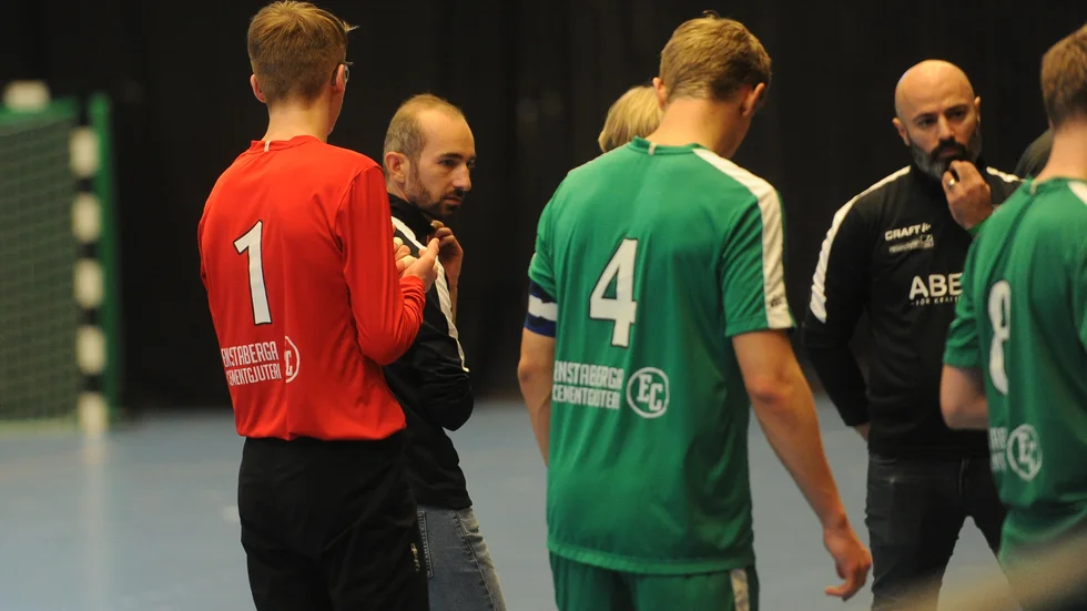 Daryoush Delfi och IK Tun fick inte spela sin träningsmatch på fredagskvällen. Det nya beslutet stoppar alla sådana försök för seniorlag inom fotbollen.