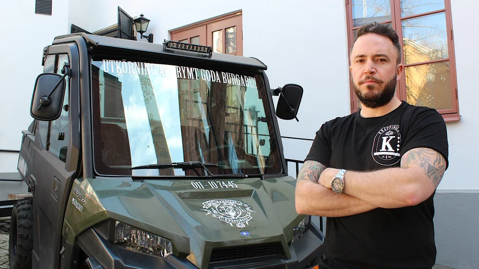 Sebastian Alegria, som äger Knäppingen, vid den fyrhjuling som man numera kör ut mat till kunderna med. Han vill se tydligare regler för distansieringen på restauranger.