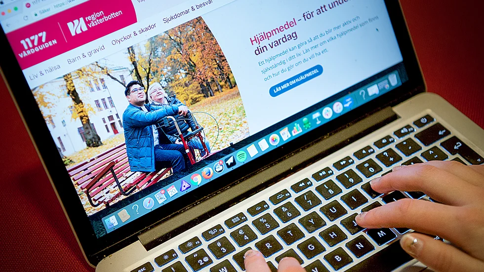 Det är ovanligt många som hör av sig till 1177. ”Många frågor rör coronaviruset och feber hos barn”, säger Karina Salomonsson, verksamhetschef. 