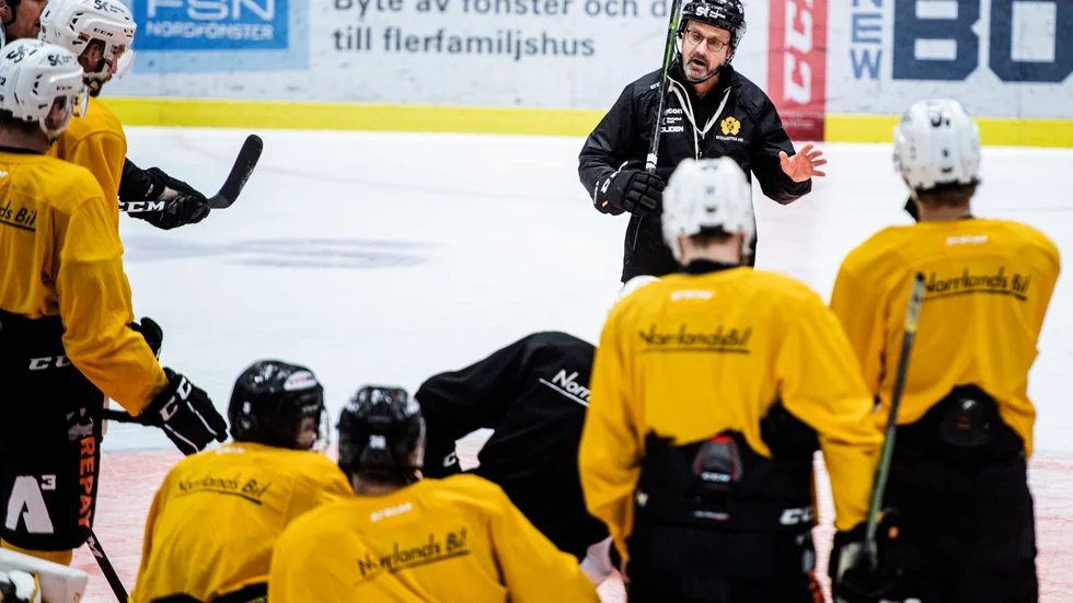 Skellefteå AIK tränade inför bortamatchen med Oskarshamn. Laget flyger ner till under torsdagen. 