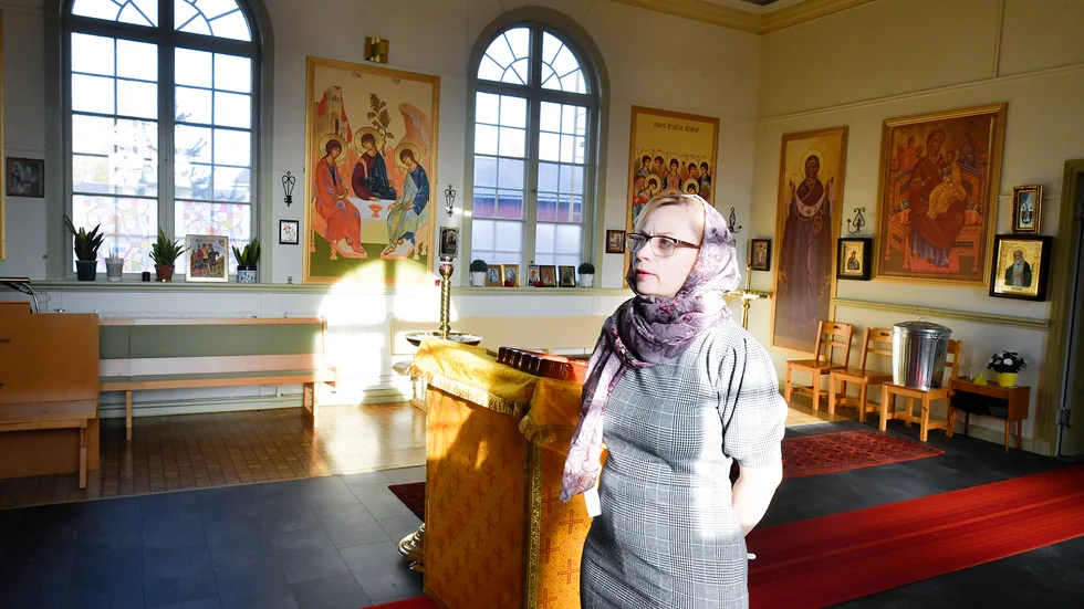 Kyrksalen är ett heligt rum. Härinne bär Oksana Romashkina alltid schal. 