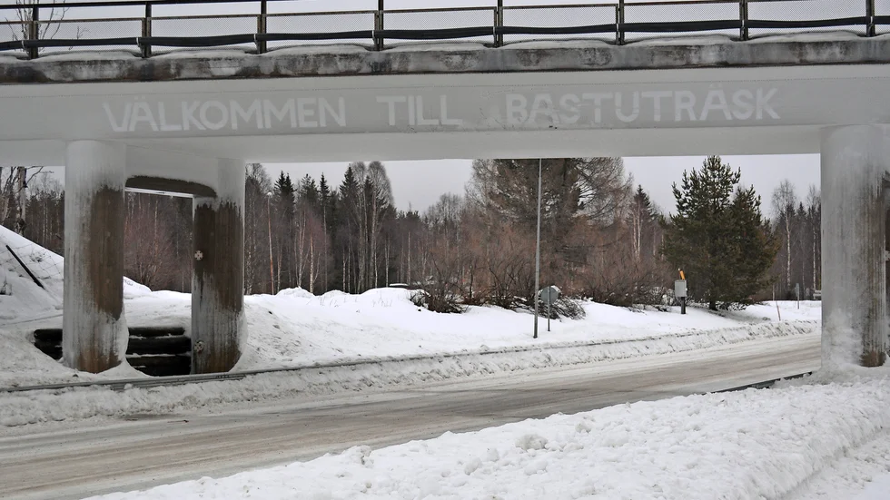 Skribenten vill att regeringen gör migrationspolitiken mer human så att inte traumat i Bastuträsk ska upprepas.