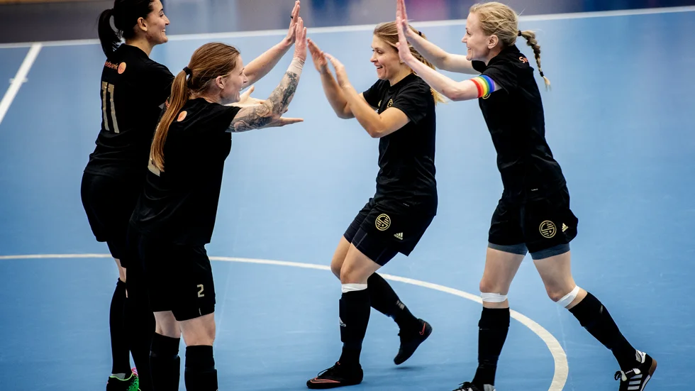 Matilda Forslund gratulerades av Susanne Åberg, Edit Johansson och Mirjam Lindgren efter sitt 5–0-mål. 