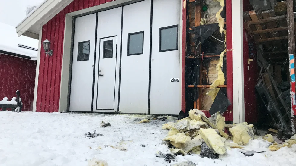 Räddningstjänsten kunde snabbt få kontroll på branden i garageväggen.