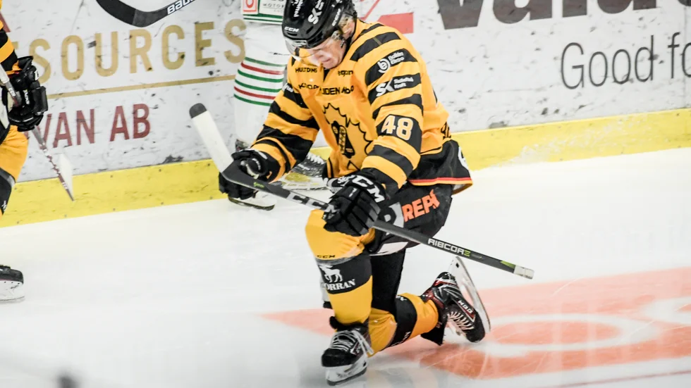 Först fick Jonathan Berggren jubla över 1–0-målet, men kort därefter grinade han illa efter att ha smällt in i sargen i en duell. 