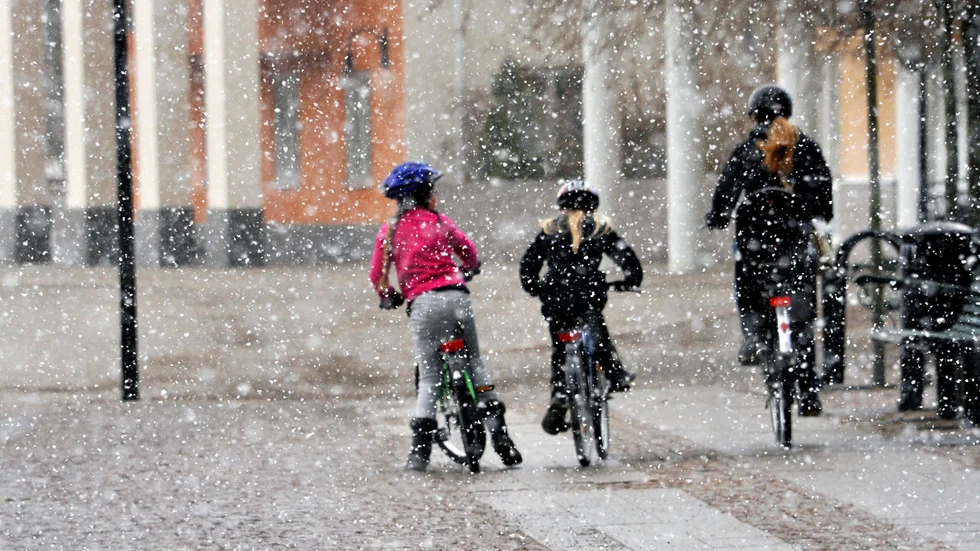 Det ska inte vara skolors ansvar att lära barn cykla.