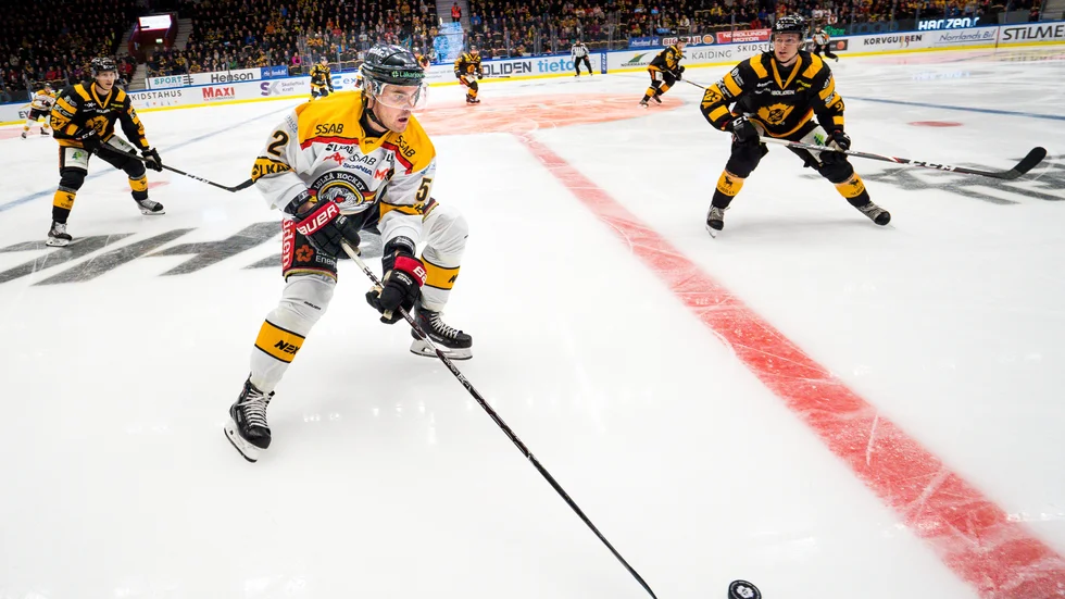Skellefteås Jacob Andersson i närkamp med Luleås Karl Fabricius under derbyt i oktober. Foto: Ola Westerberg/Bildbyrån. 