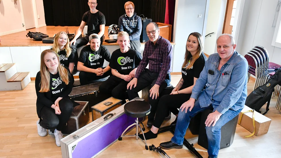 Ostviksrevyn: Caisa Forslund, Frida johansson, Adam Forslund, Magnus Rudholm, Åke johansson, Fanny Johansson, Gert Nording och på scenen musikerna Tomas Öhlund och Anders Marklund. Saknas på bilden gör: Per Boman, Anna-Karin Johansson Andersson, Margareta Nilsson, William Andersson och Josefin Rudholm.