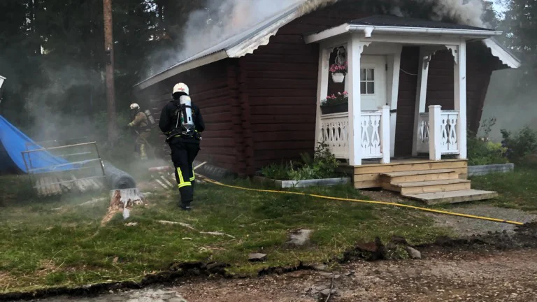 Det brann i spånisoleringen under taket till kontorsbyggnaden.