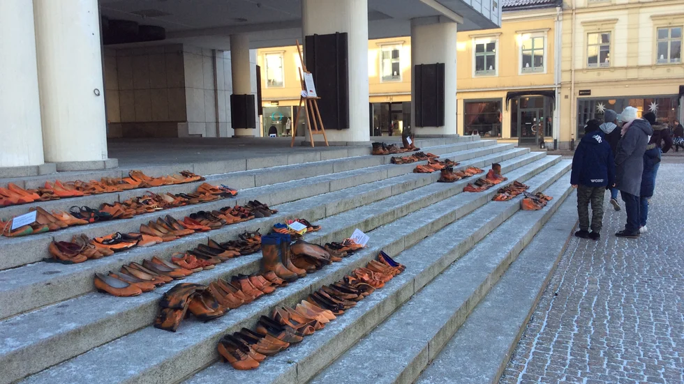 Orangefärgade skor har flera gånger ställts ut på stadshustrappan för att uppmärksamma våldet. Arkivbild