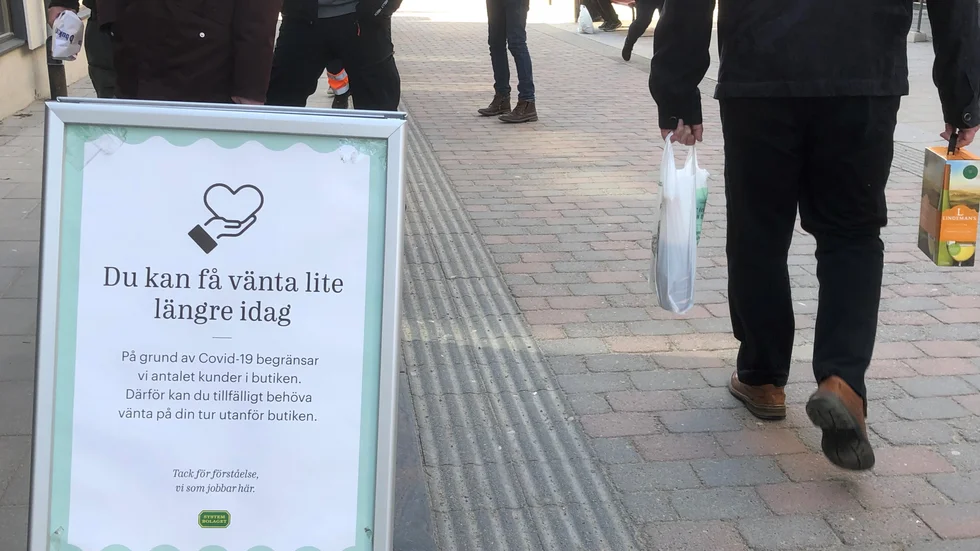 Restriktioner till följd av Covid-19 skapade köer till Systembolaget under fredagen. 