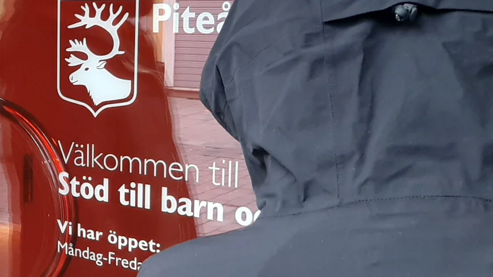 Hit, till socialtjänstens stöd till barn och familjer, har mamman sökt sig många gånger men upplever att hon inte får någon konkret hjälp.