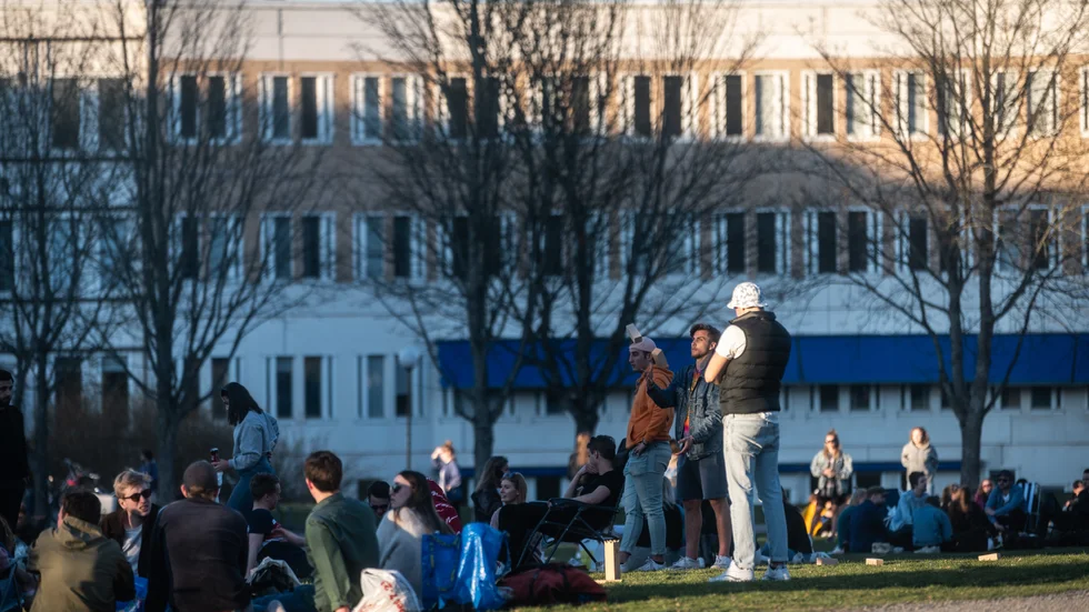 Bitvis har det varit trångt i Uppsalas parker, något som fått ordningsvakter att reagera. Här Ekonomikumparken i tisdags.