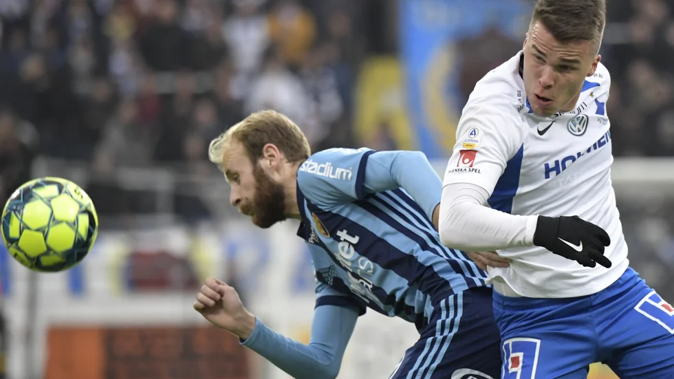 Djurgårdens Curtis Edwards och Norrköpings Simon Skrabb i säsongsfinalen i höstas. Arkivbild.