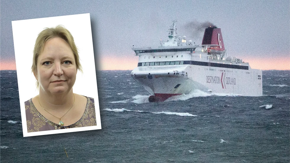 Jessica Thunander (V) vill ha svar av infrastrukturminister Tomas Eneroth (S) har han tänker sig den framtida färjetrafiken.
