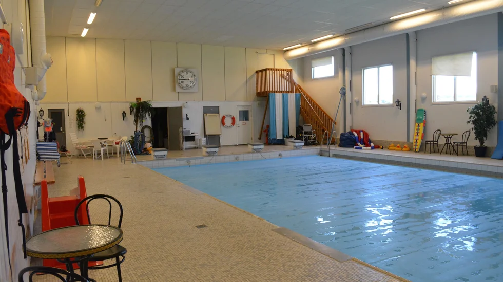 Simhallen i Malå har varit stängd sedan i början på 2018. Som många andra simhallar har den 50 år på nacken och är i dåligt skick.