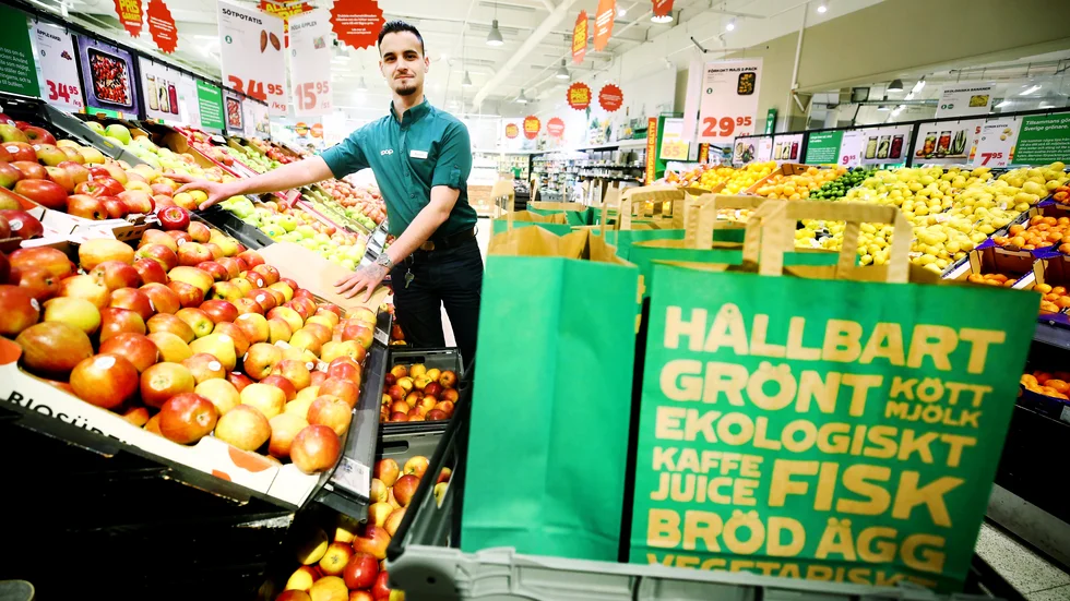 "Alla Coop har detta pris och vi packar alla plockkassar som levereras i Mälardalen hos oss", säger Kerim Besic, butikschef på Coop online i Eskilstuna, angående deras fasta pris på 49 kronor.