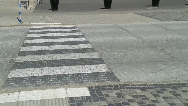 Ett av de slitna övergångsställen som nu ska åtgärdas på Drottninggatan i Motala.