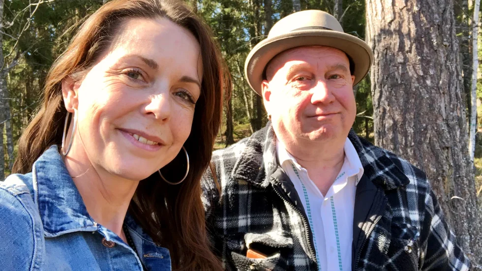 De lokala artisterna Anna Widing och Jörgen Anderstig kommer spela musik utanför äldreboendena i Östhammar. 