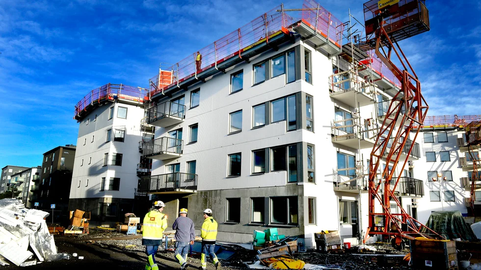 Utredningen om fri hyressättning för nyproducerade lägenheter är en del av Januariavtalet mellan Socialdemokraterna, Miljöpartiet, Centerpartiet och Liberalerna.