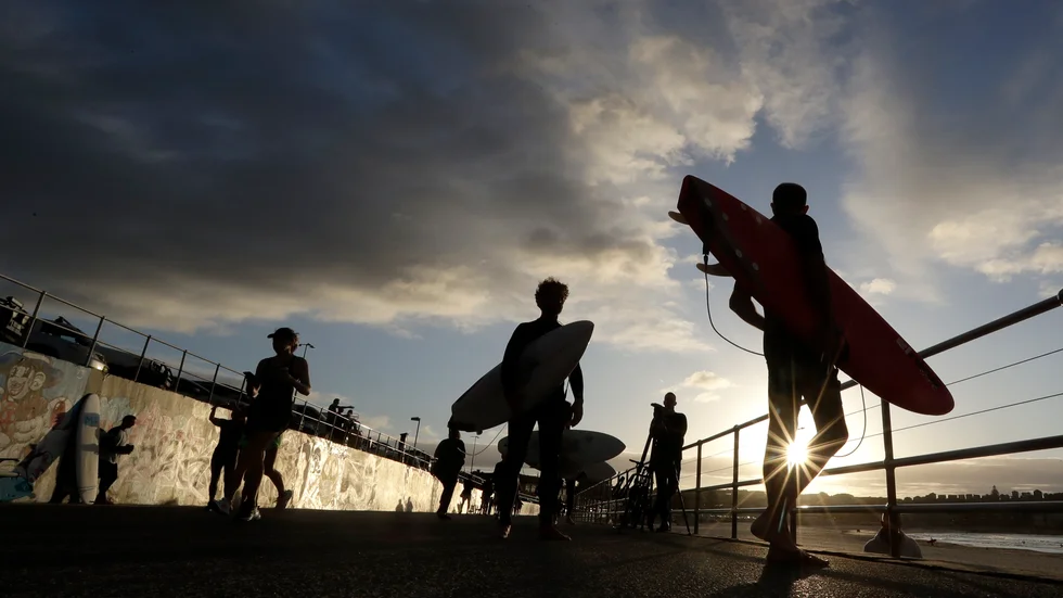Surfare får åter ge sig ut i vågorna vid populära Bondi Beach i Sydney. Arkivbild.