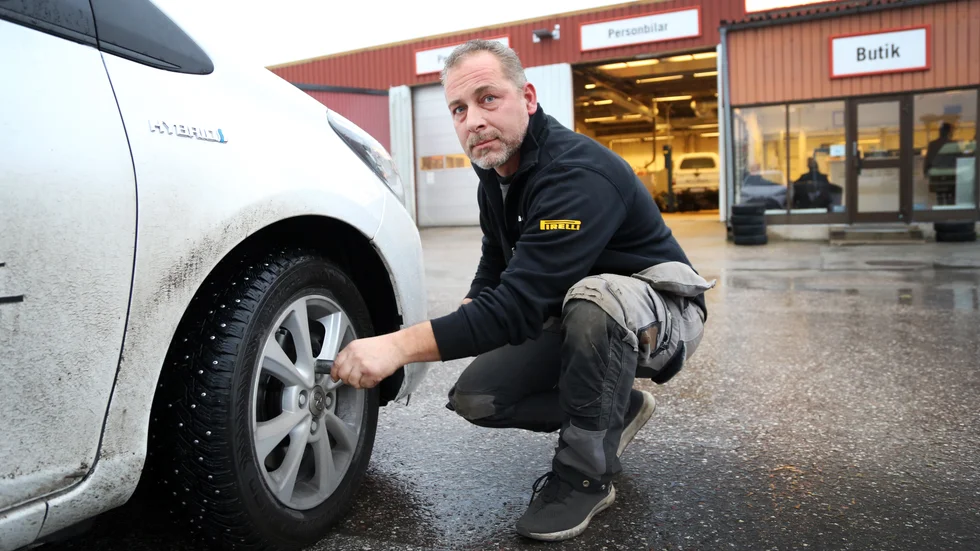 Arkivbild. Johnny Jakobsson känner på alla hjul att de sitter efter några mil, det uppmanar han alla som byter själva att göra också. Ett hjul som lossnar kan utgöra livsfara. 