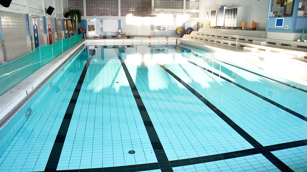 Den nuvarande simhallen i Haparanda stängdes 2020.
